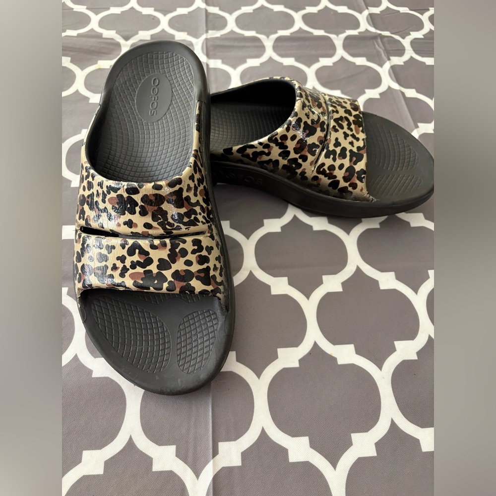 OOFOS Ooahh Slide Sandal Leopard Print Recovery Comfort Slip On Slide Sandals - Picture 2 of 8